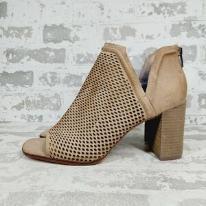 NEW Vince Camuto Suede Leather Tan Katnina Peep Open Ankle Booties E554